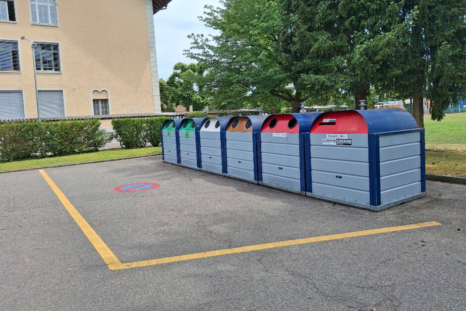 Quartiersammelstelle_Parkplatz_Gemeindehaus.jpg Quartiersammelstelle_Parkplatz_Gemeindehaus.jpg